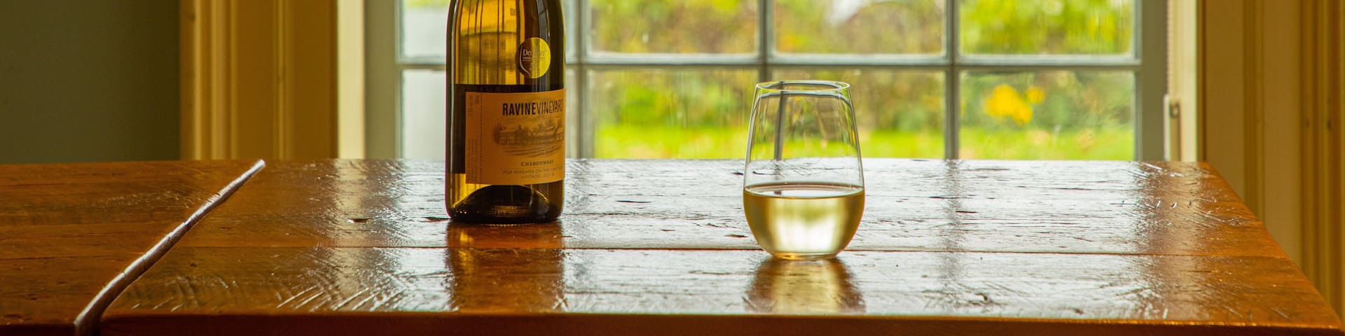 Ravine Vineyard Estate Winery showing drinks or beverages and interior views