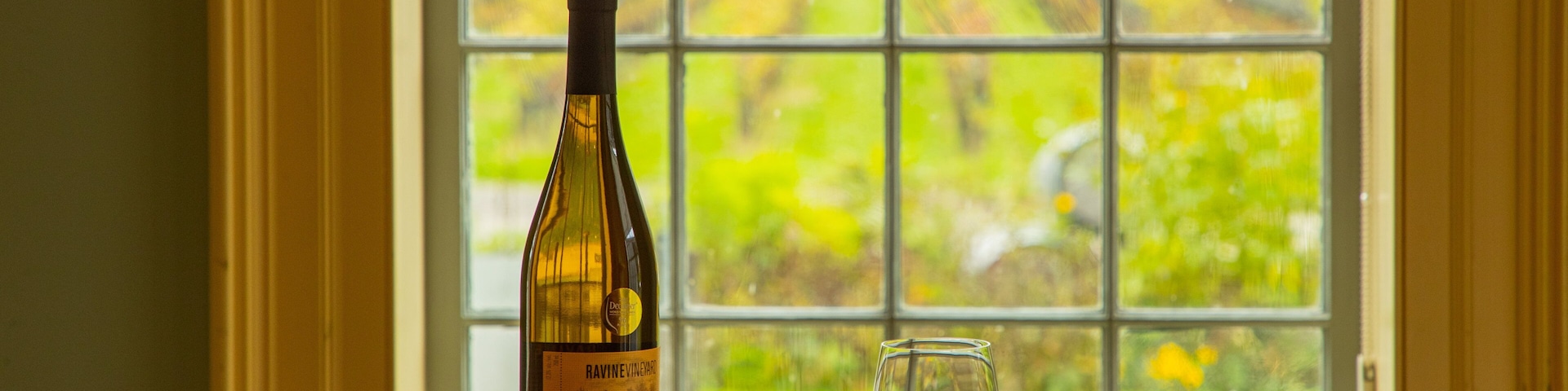 Ravine Vineyard Estate Winery showing drinks or beverages and interior views
