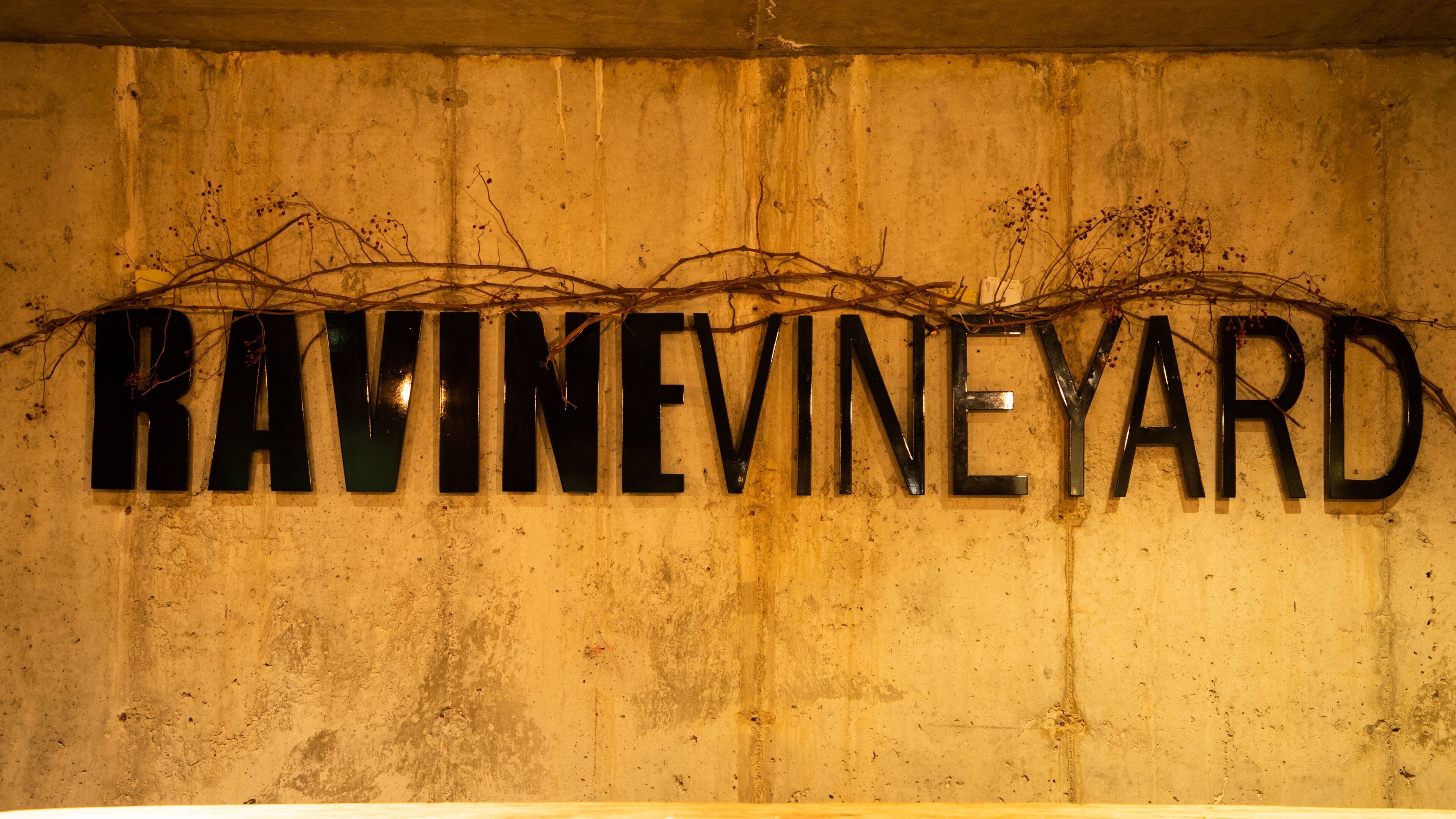 Ravine Vineyard Estate Winery showing signage
