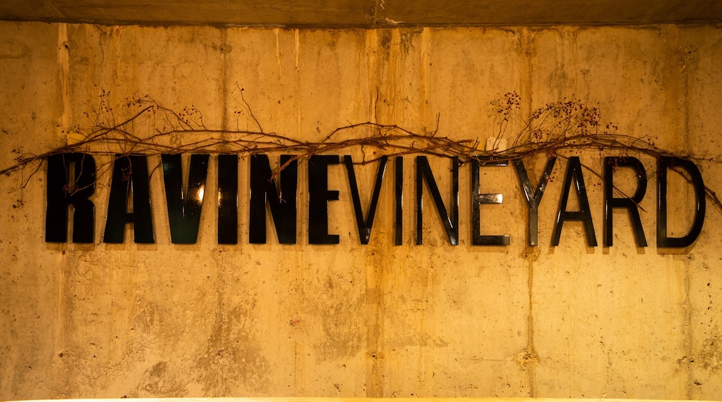 Ravine Vineyard Estate Winery showing signage