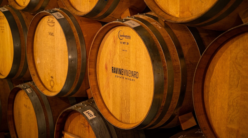 Ravine Vineyard Estate Winery showing signage