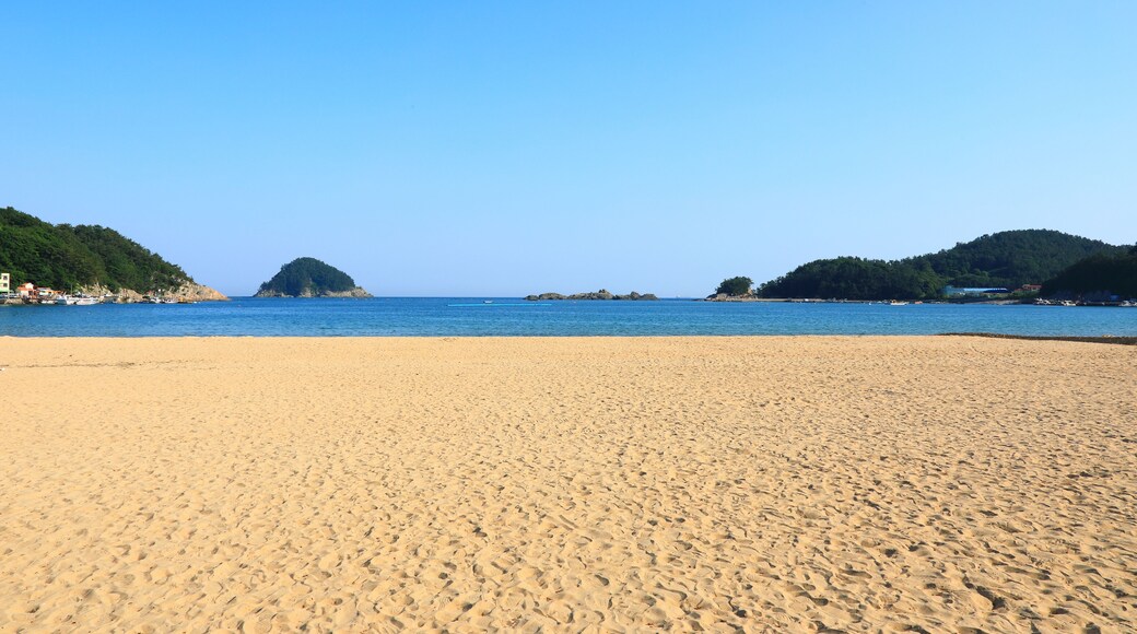 대한민국 경상남도 남해에 있는 상주 은모래 해수욕장의 아름다운 풍경이다