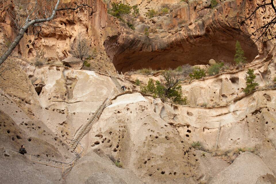 Un canyon roccioso con una scala che conduce a un livello inferiore.