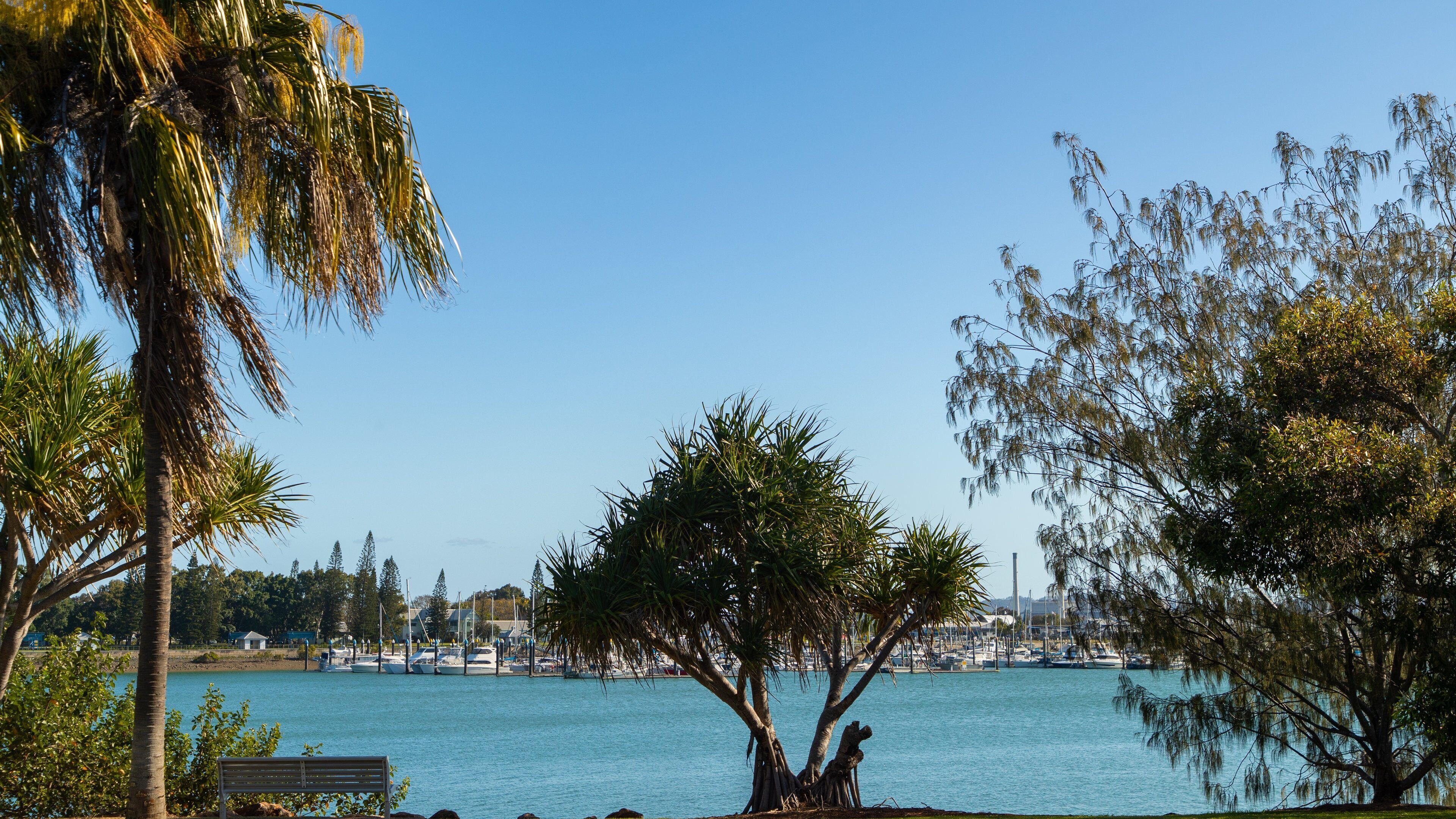 Callemondah which includes a bay or harbor