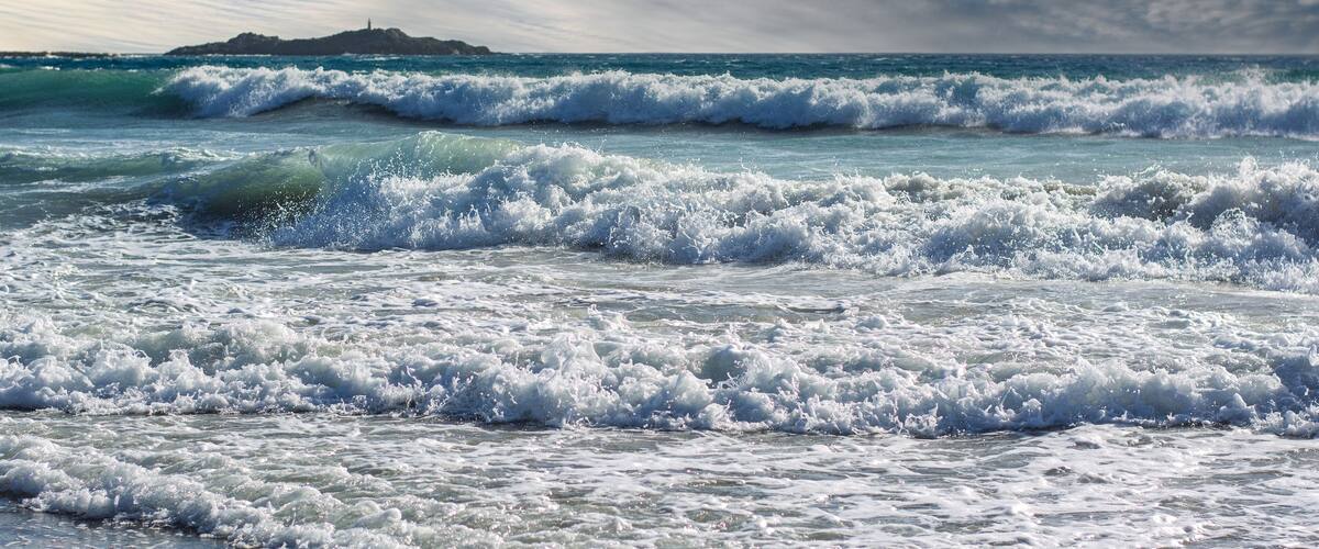 a rough sea with a strong wind increases the size of the waves