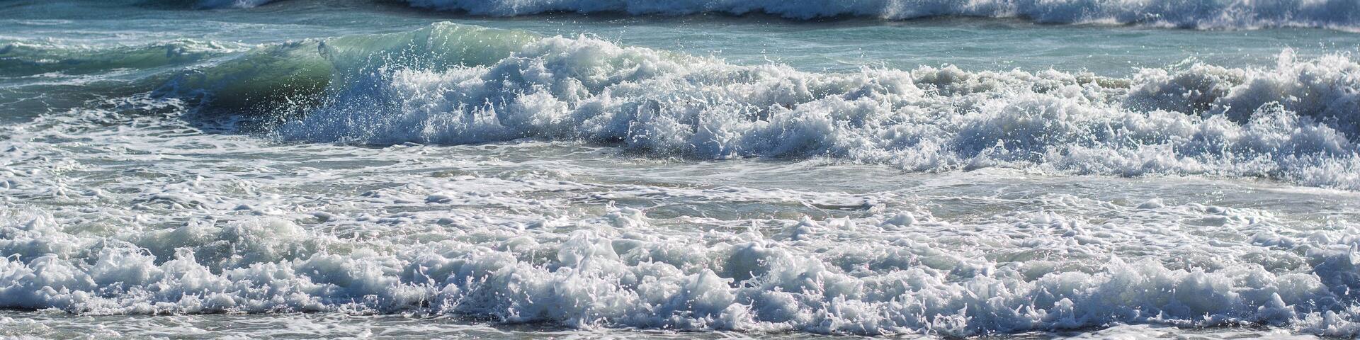 a rough sea with a strong wind increases the size of the waves