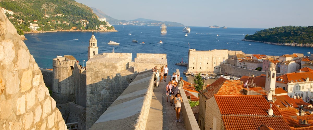 Dubrovnik - Dalmatie du sud montrant ville cĂŽtiĂšre et vues littorales aussi bien que petit groupe de personnes