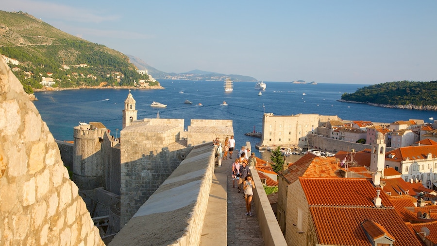 Dubrovnik - Zuid-Dalmatië bevat een kuststadje en algemene kustgezichten en ook een klein groepje mensen