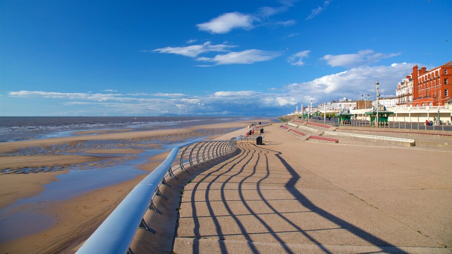 Blackpool North Shore Beach montrant vues littorales, ville cĂŽtiĂšre et plage