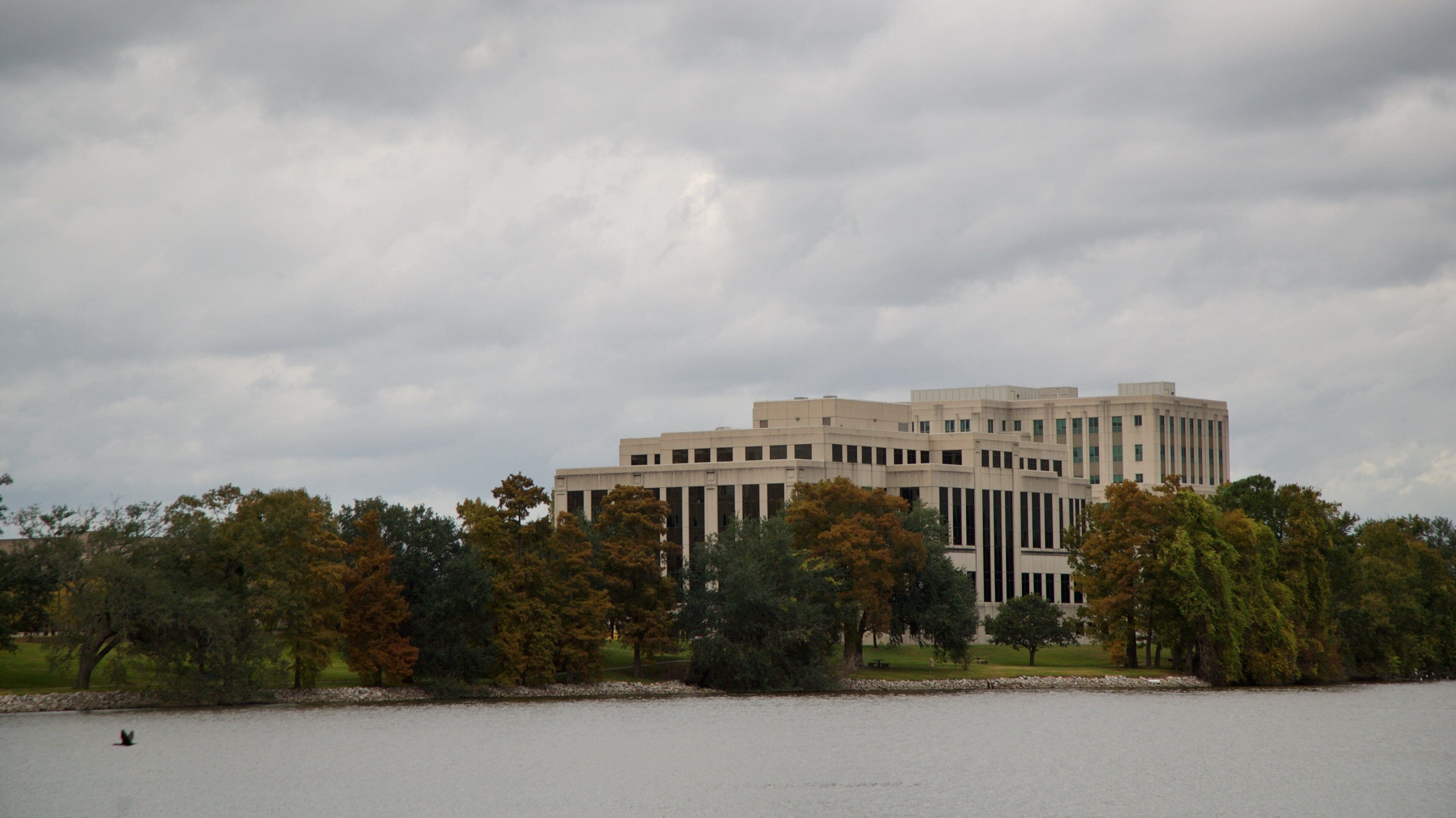 Parque Arsenal ofreciendo un lago o abrevadero