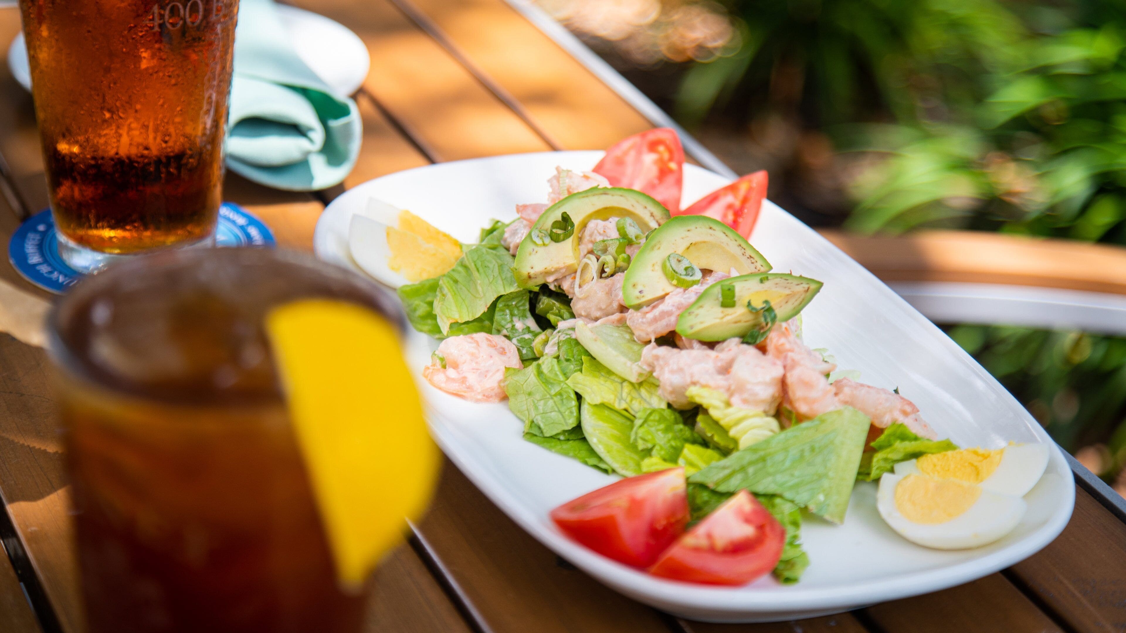 400 Beach showing food