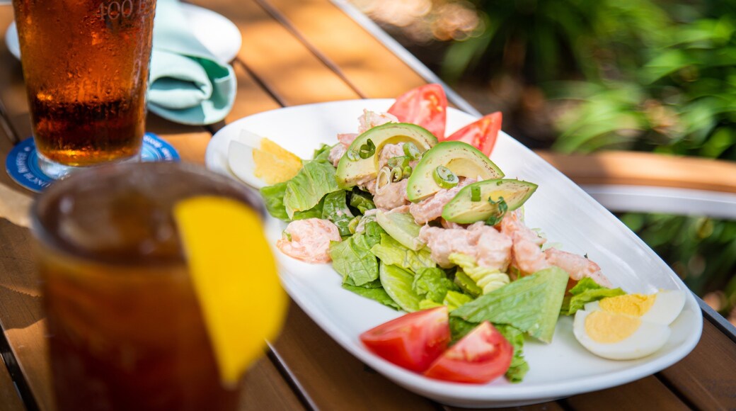 400 Beach showing food