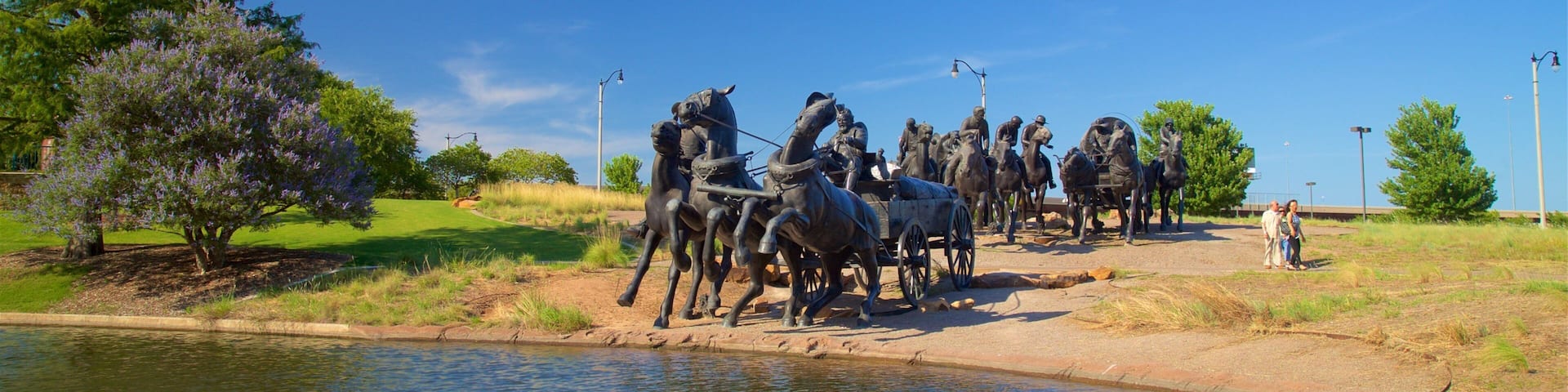 Monumento Centennial Land Run que incluye un estanque y una estatua o escultura