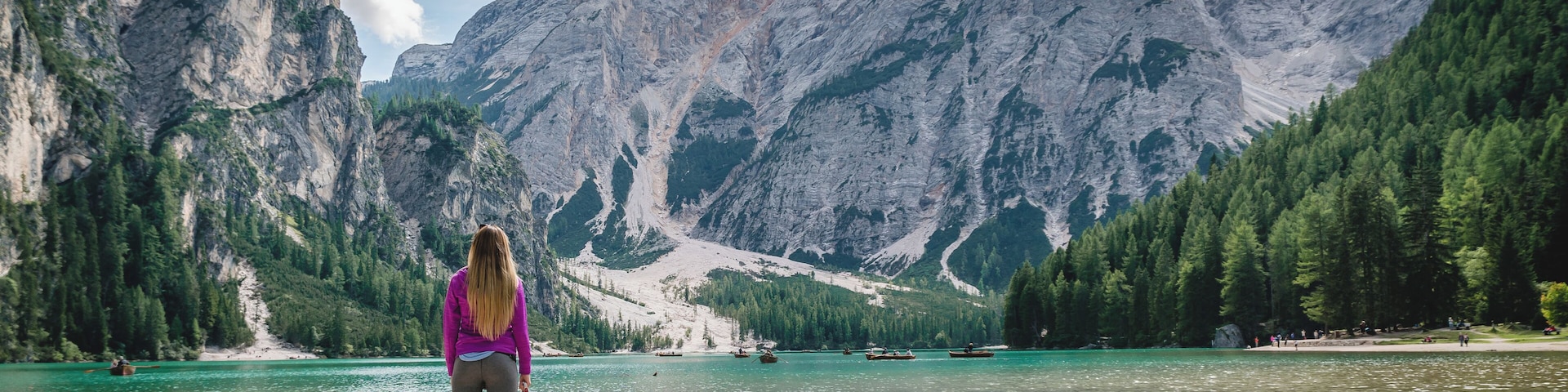 Lago di Braies is amazing, unfortunately it is increasingly difficult to find a quiet moment because it is still besieged by crowds of tourists. But still worth to go there!
#GreatOutdoors #italy #alps