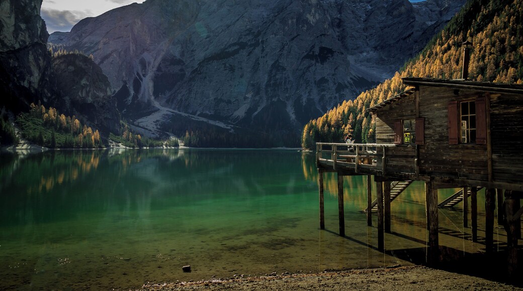 Lago di Braies is one of the many beautiful lakes in Italian Alps. Every year more and more tourists are visiting this amazing place. If you want to have there some space try to go there at sunrise.
#golden #italy #bvsquad #lagodibraies
