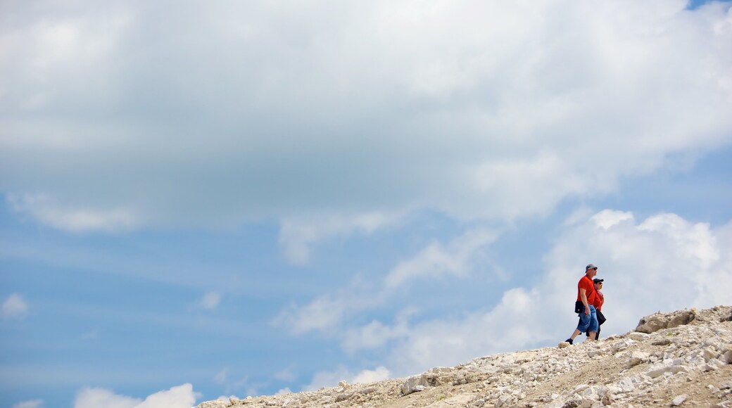 Trentino caracterizando linha do horizonte e escalada ou caminhada assim como um casal