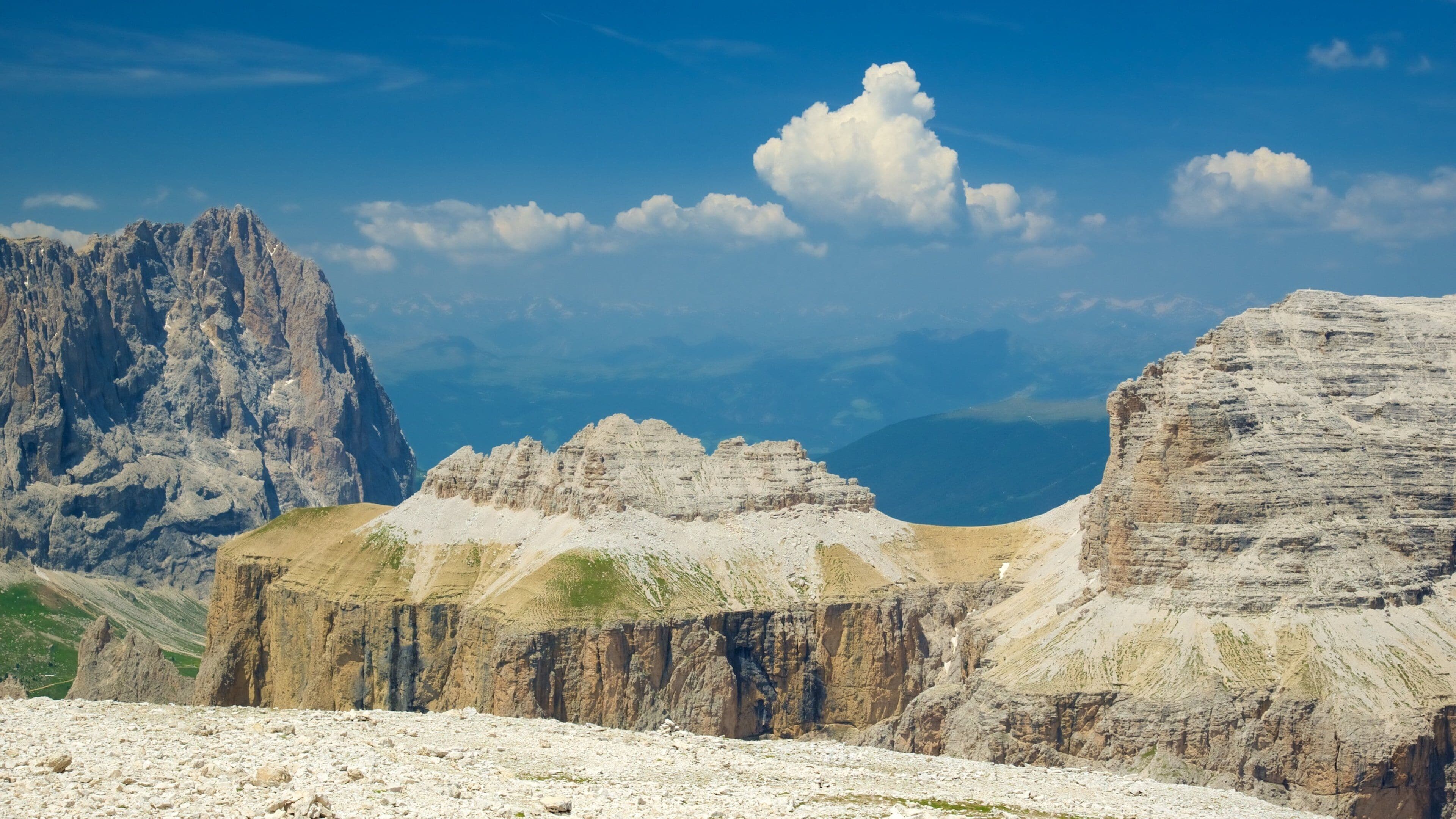 Pordoi Pass showing mountains and landscape views