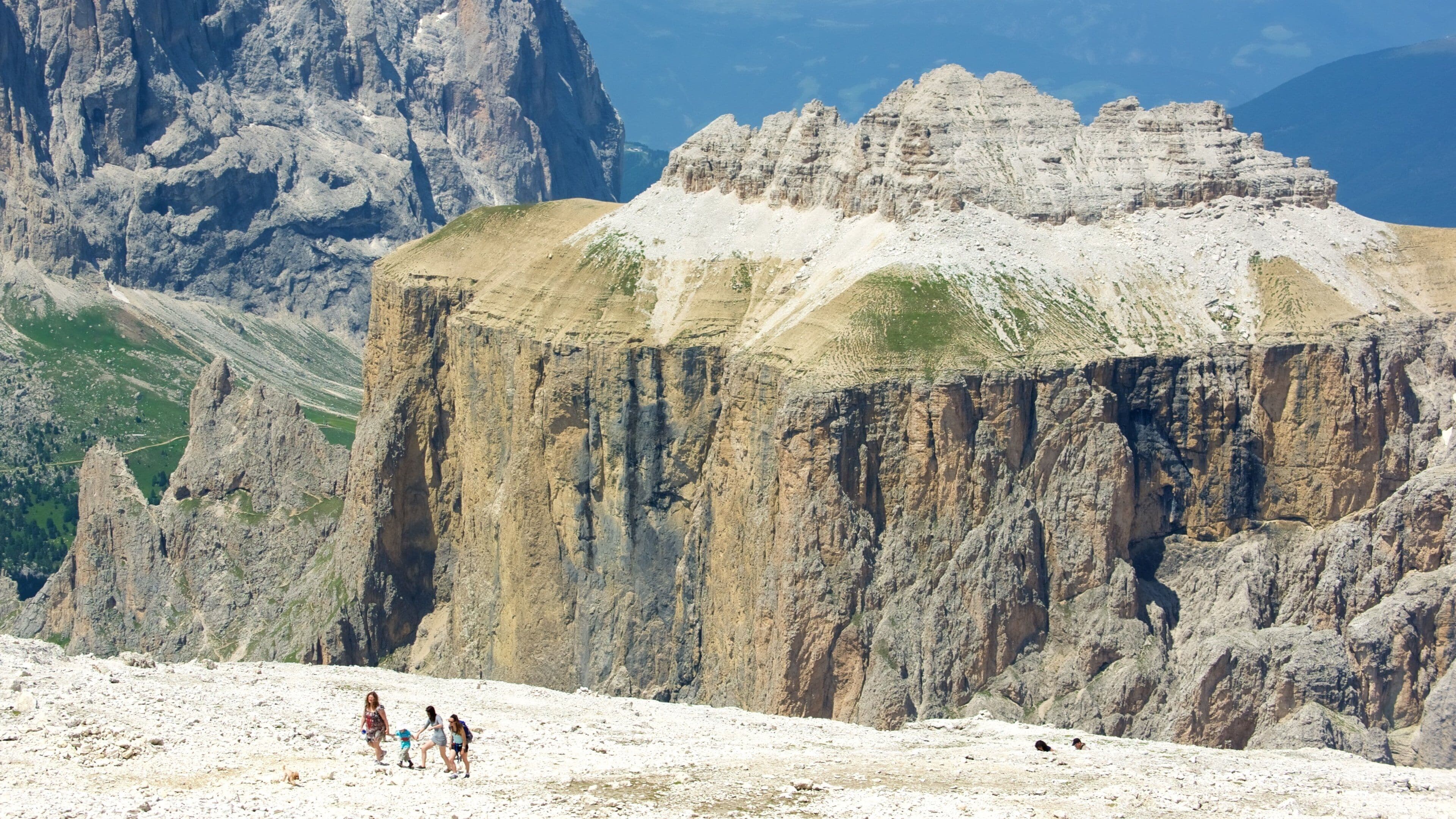 Trentino som viser vandring eller fottur og fjell i tillegg til en liten gruppe med mennesker