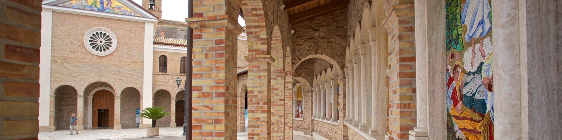 Santuario della Madonna dello Splendore que inclui uma igreja ou catedral, arte ao ar livre e aspectos religiosos