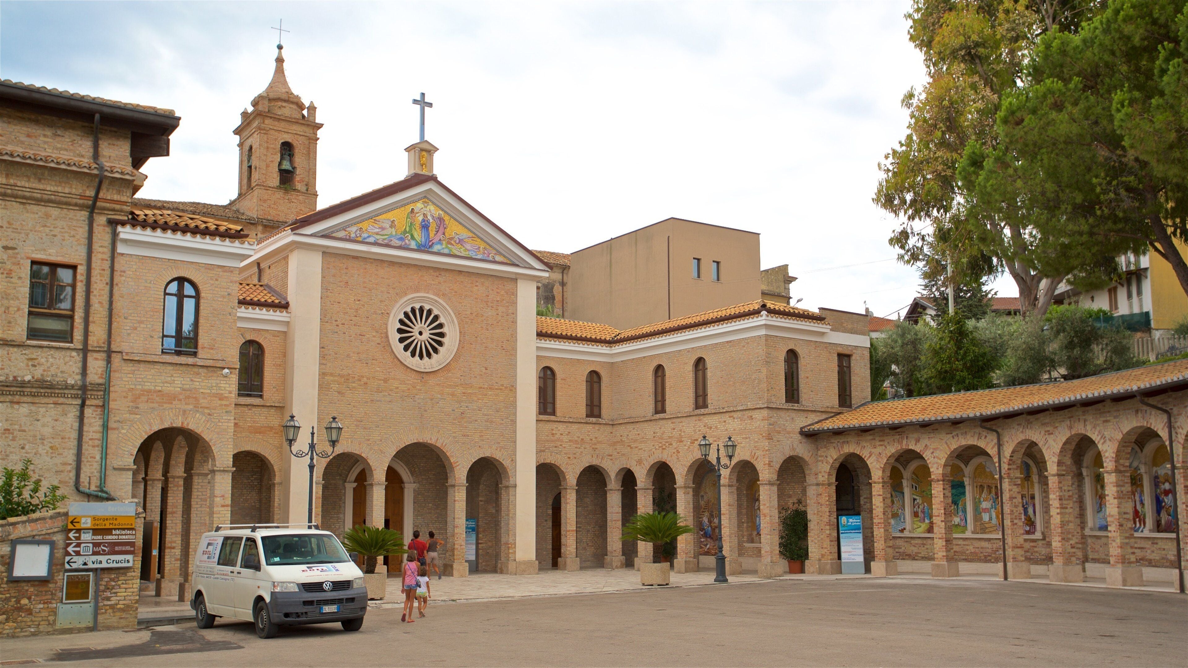 Santuario della Madonna dello Splendore inclusief een kerk of kathedraal