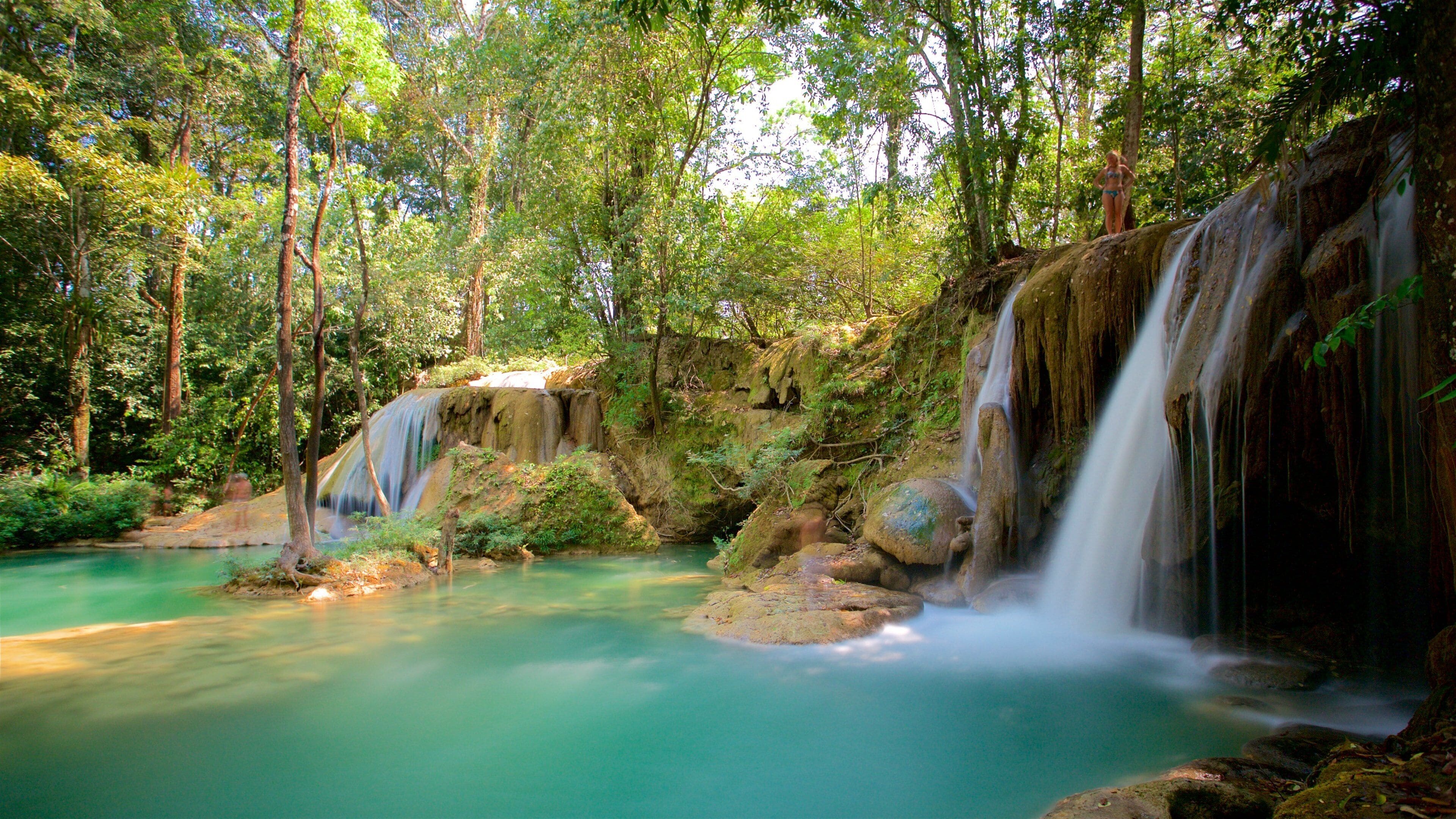 Cascada de Roberto Barrios que incluye un río o arroyo y una cascada y también una mujer