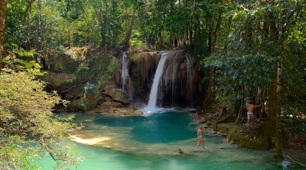 Cascada de Roberto Barrios johon kuuluu putous ja joki tai puro sekÀ pari