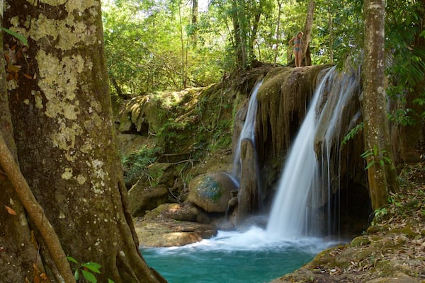 Cascada de Roberto Barrios welches beinhaltet Kaskade und Fluss oder Bach sowie einzelne Frau