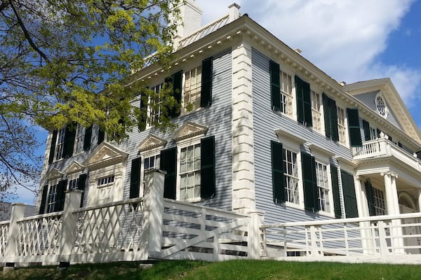 Salisbury Mansion showing a house