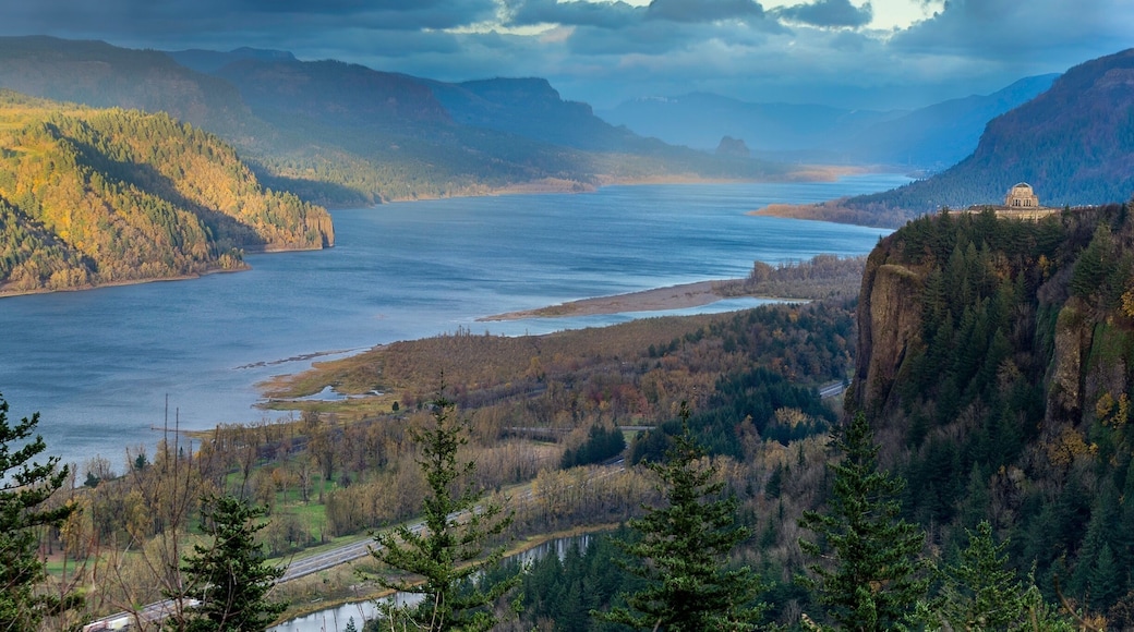 Views of the gorge looking down at the vista house at sunset. The day was full of rain except for the quick moment while I took this image.