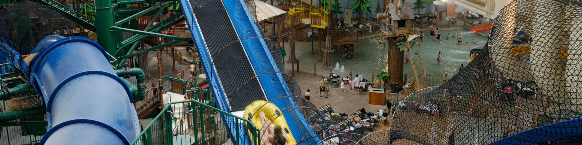 B91N58 Indoor water park tube ride, Great Wolf Lodge, Poconos, Pennsylvania