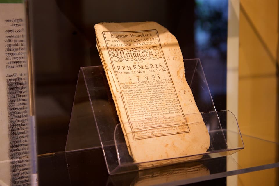 Un vieux livre intitulé « Éphémérides » est exposé dans une vitrine.