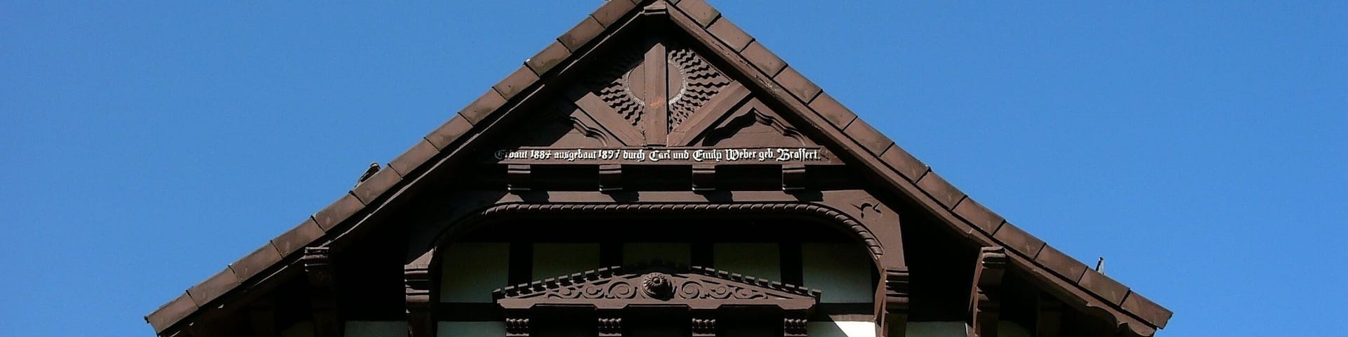 Schöner Giebel des Standesamt in der Villa von Carl David Weber vor blauem Himmel im Sonnenschein in Oerlinghausen bei Bielefeld am Hermannsweg im Teutoburger Wald in Ostwestfalen-Lippe