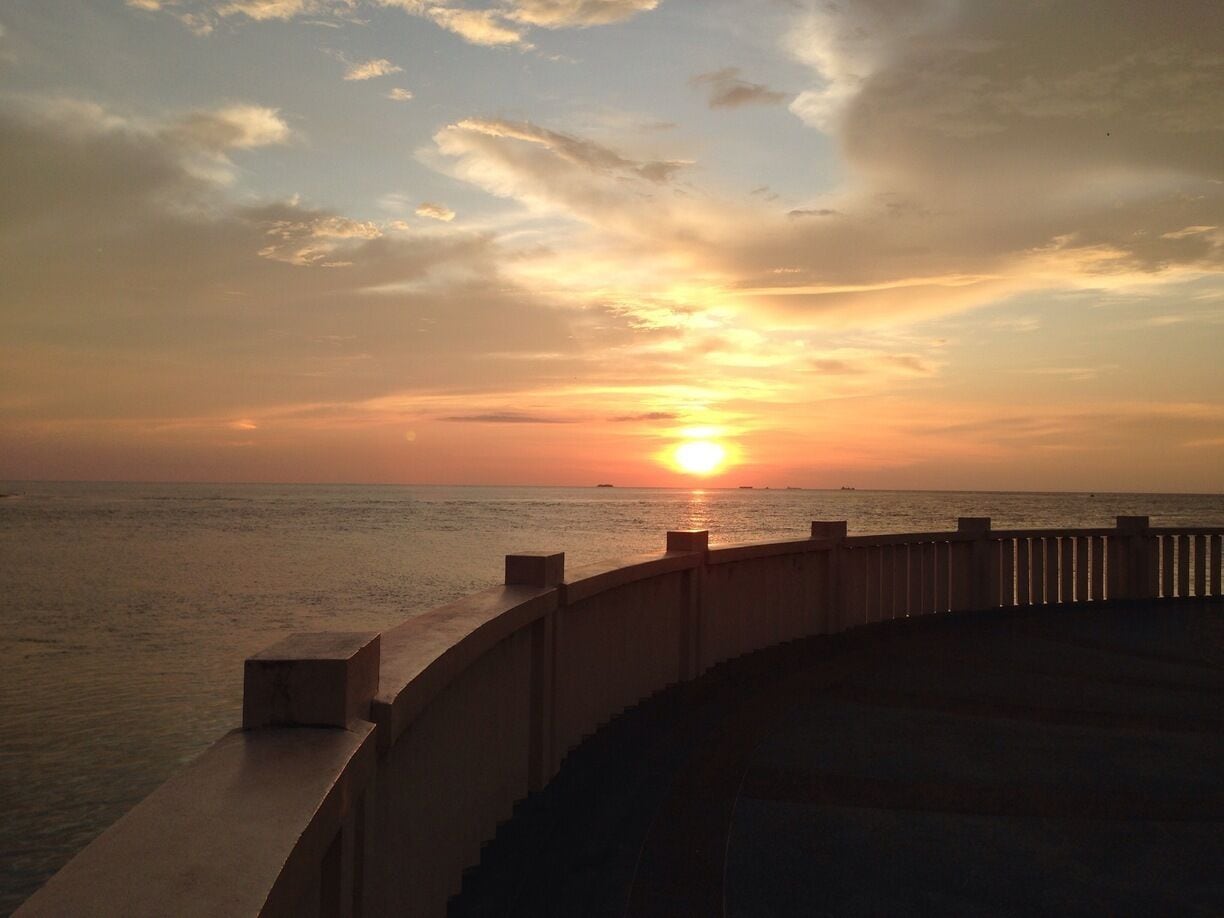 The waterfront area next to the hotel is a great recreational place. Go for a jog in the late afternoon and catch the magnificent sunset here. #goldenhour 