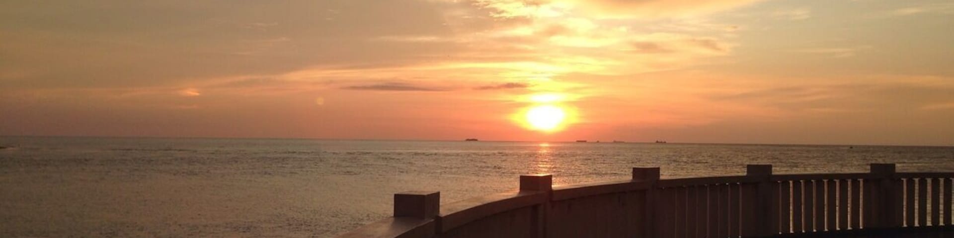 The waterfront area next to the hotel is a great recreational place. Go for a jog in the late afternoon and catch the magnificent sunset here. #goldenhour