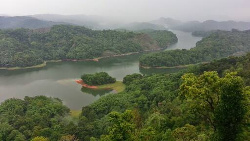 View from the Ragamaya Resort and Spa in Munnar.
Away from Munnar on way to Thekkady.
Suggest to split stay in Munnar and enjoy nature here.