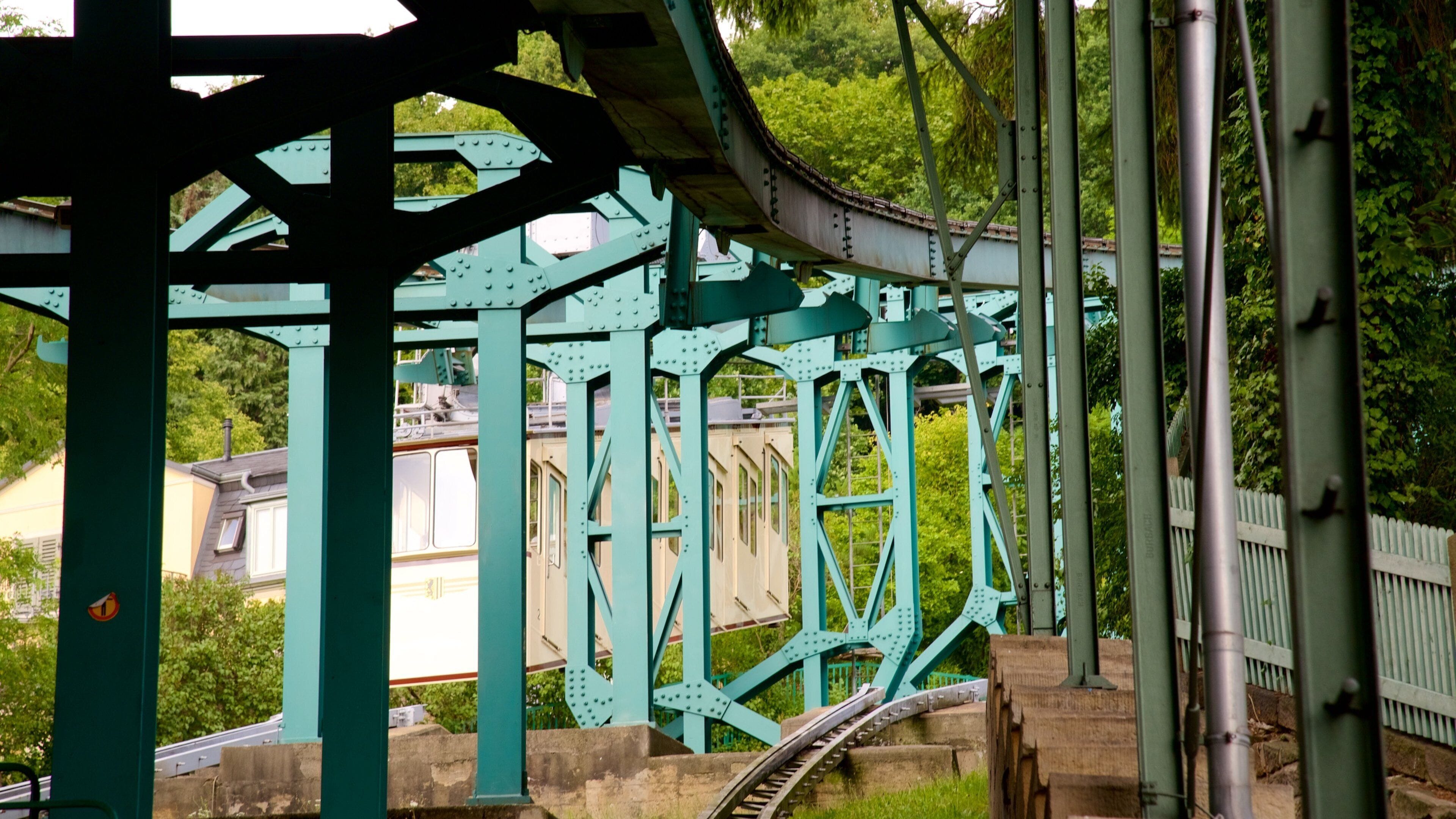 Dresden mostrando uma ponte