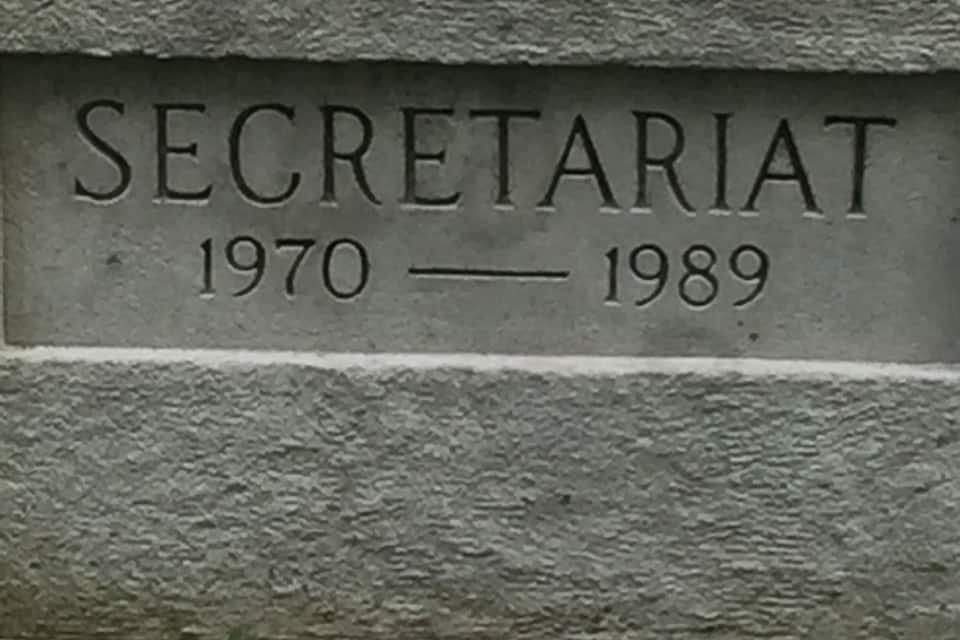 Een stenen plaquette met de inscriptie 'SECRETARIAT 1970-1989'.