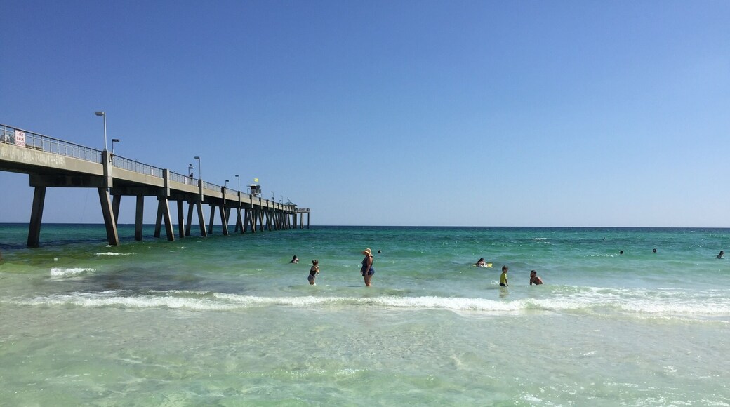 On a clear sky day the water will do the same! Most beautiful in the mainland! Water is more clear on right side of pier as seen here :)