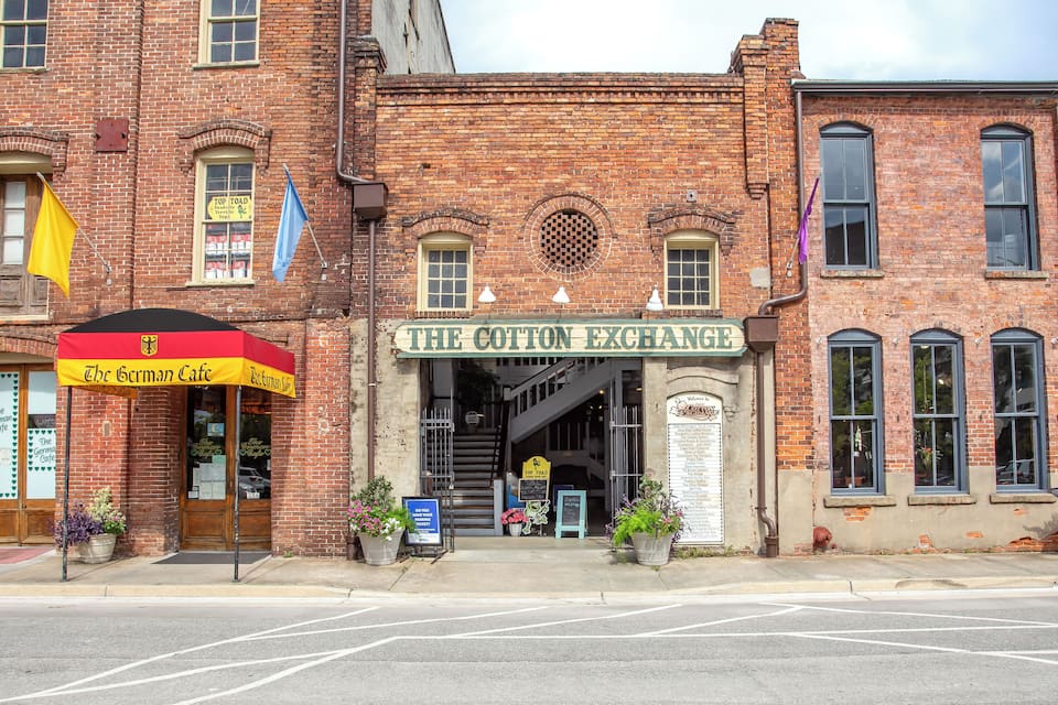 Um edifício histórico de tijolos com uma placa que diz 'The Cotton Exchange'.