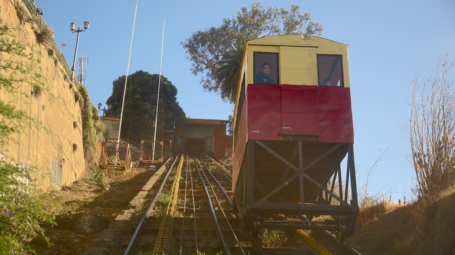 Valparaiso showing a gondola