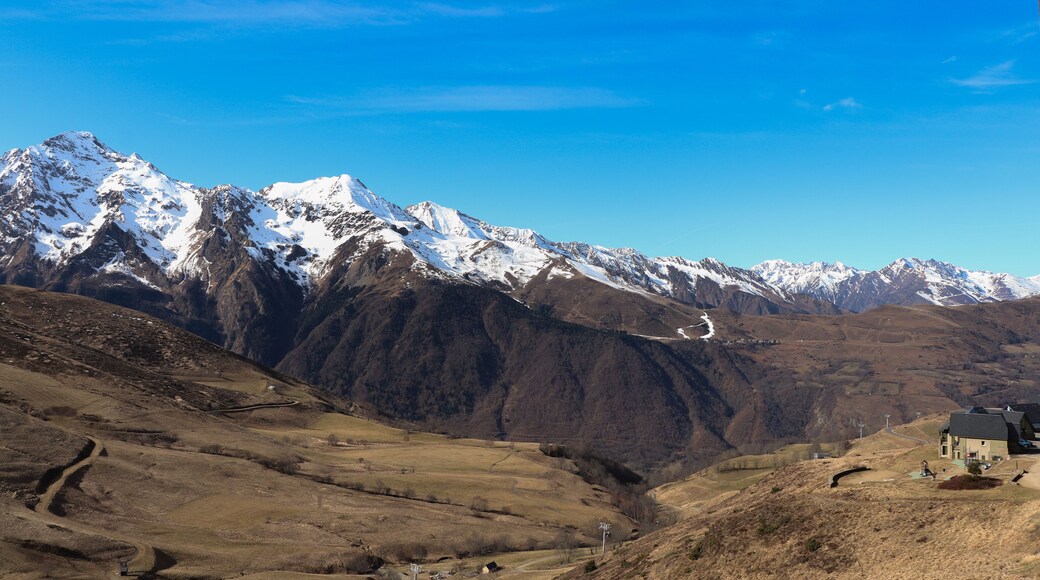 Occitanie - Hautes-Pyrénées - Peyragudes - Vue sur VBal Louron et les montagnes enneigées au printemps