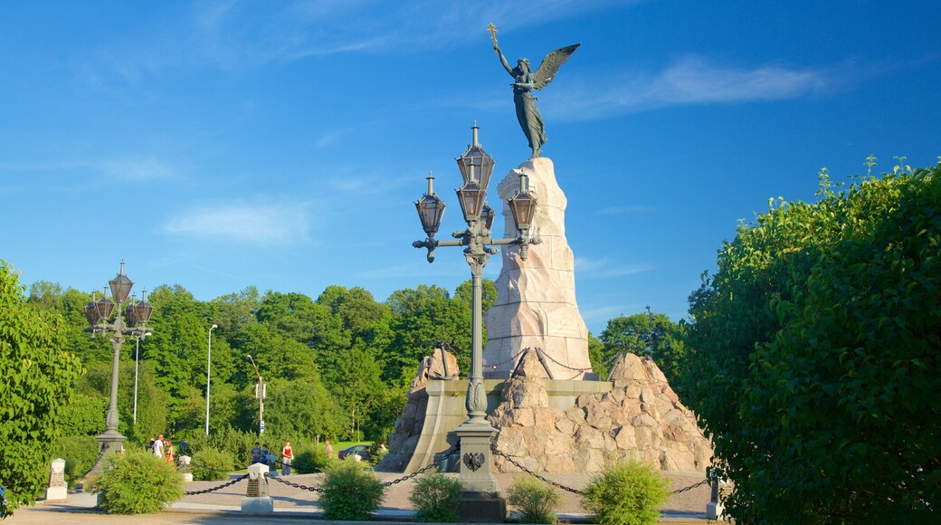 塔林 呈现出 雕像或雕塑 和 花園