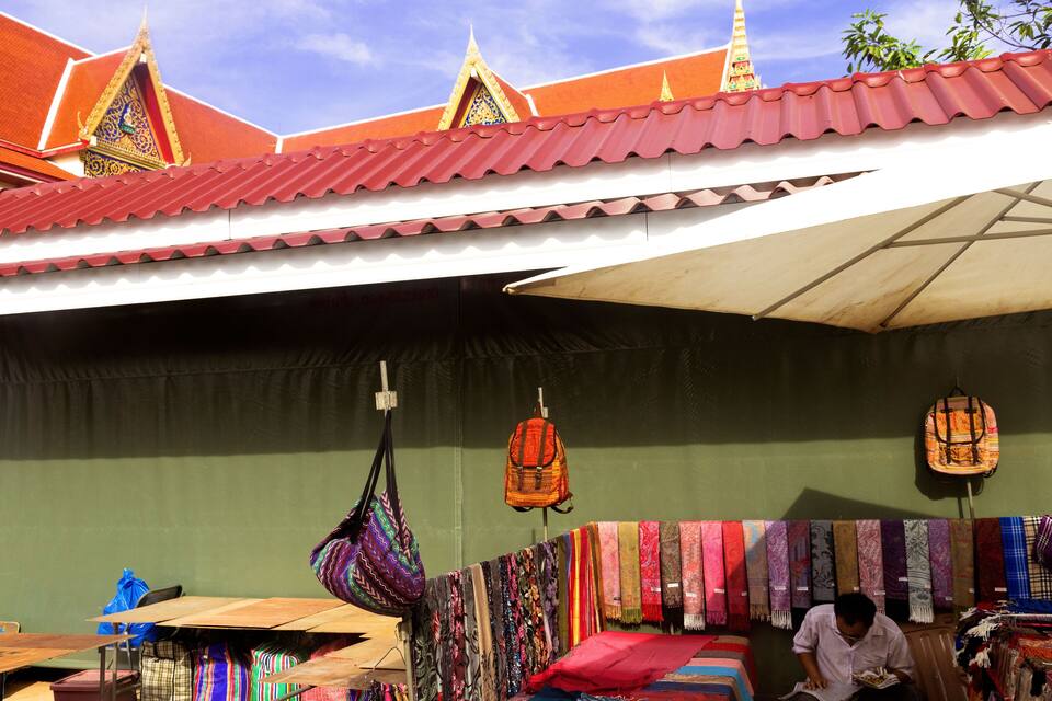 Ein traditionelles thailändisches Gebäude mit rotem Dach und aufwendiger Dekoration.