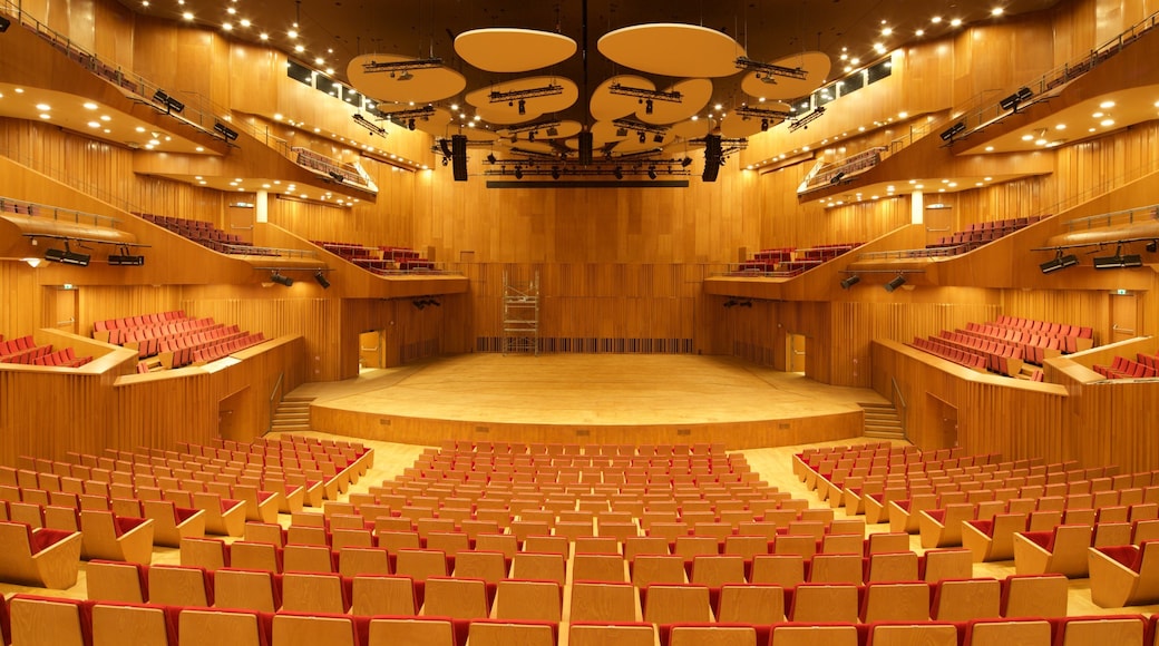 Kraków som omfatter teaterliv, interiør og moderne arkitektur