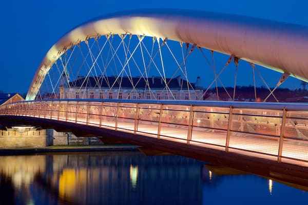Krakau das einen Brücke und bei Nacht