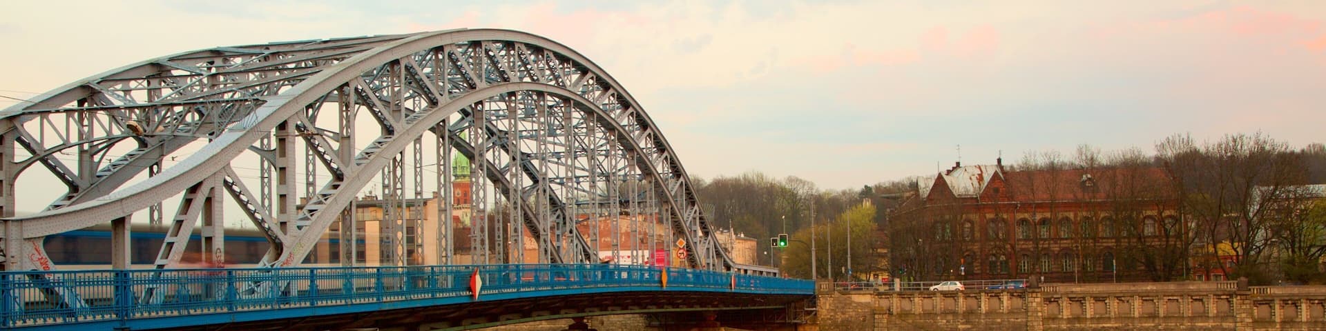 Krakau das einen Fluss oder Bach und Brücke