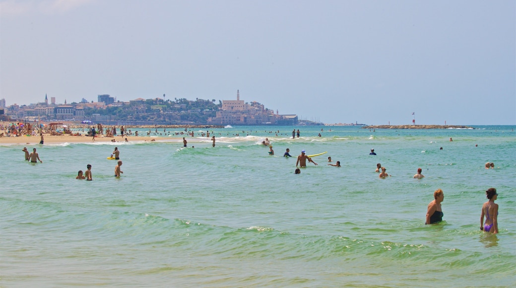 Jerusalem Strand som viser udsigt over kystområde og svømning såvel som en lille gruppe mennesker