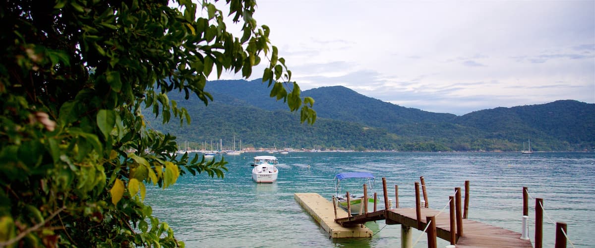 Playa de Crena que incluye una bahía o un puerto