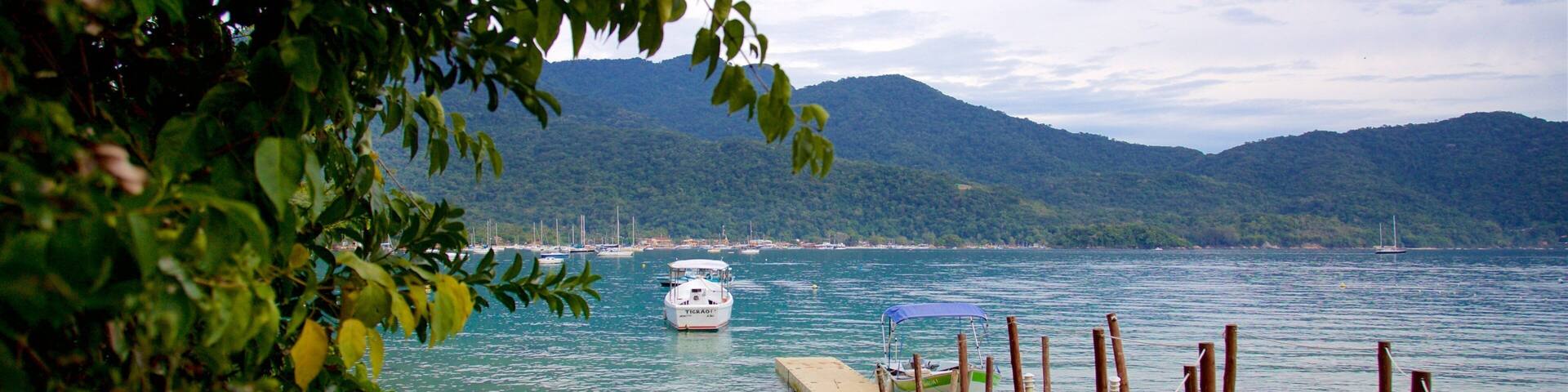 Plage de Crena mettant en vedette baie ou port