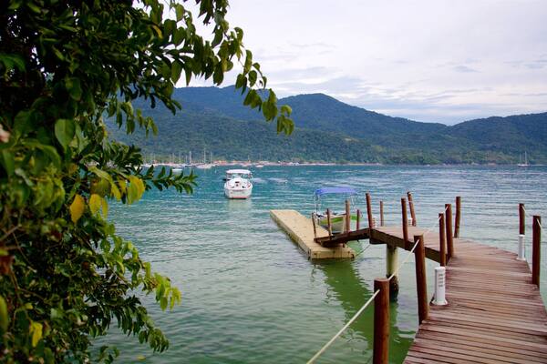 Plage de Crena mettant en vedette baie ou port